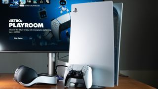 Monitor de juegos PS5 detrás de la consola PS5, mando DualSense y auriculares Pulse 3D