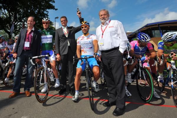 Jos Van Emden (Rabobank) and Svein Tuft (Garmin-Transitions) get the position of honour at the start line.