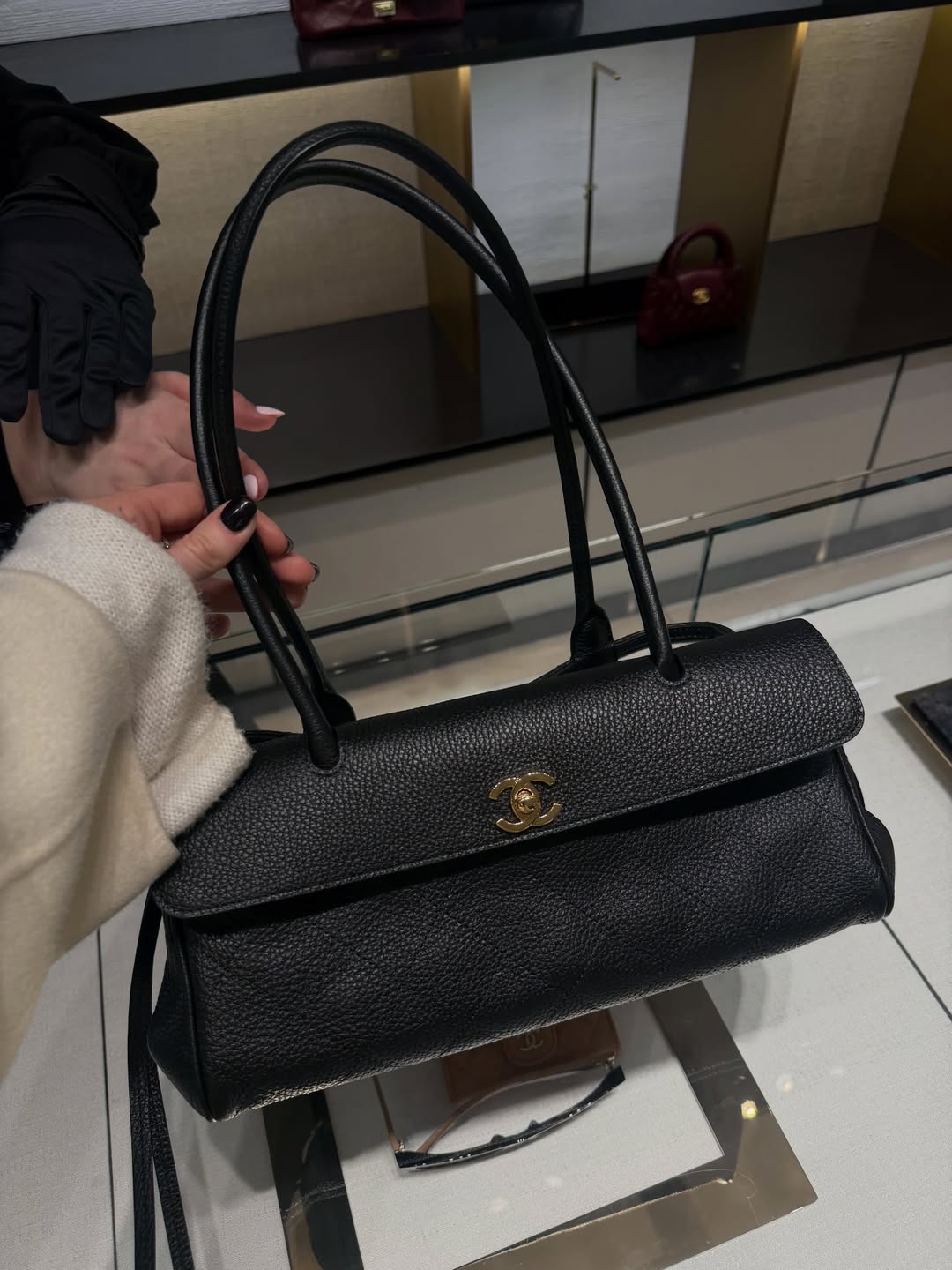 hannah lewis stylist wears Chanel small shopping bag