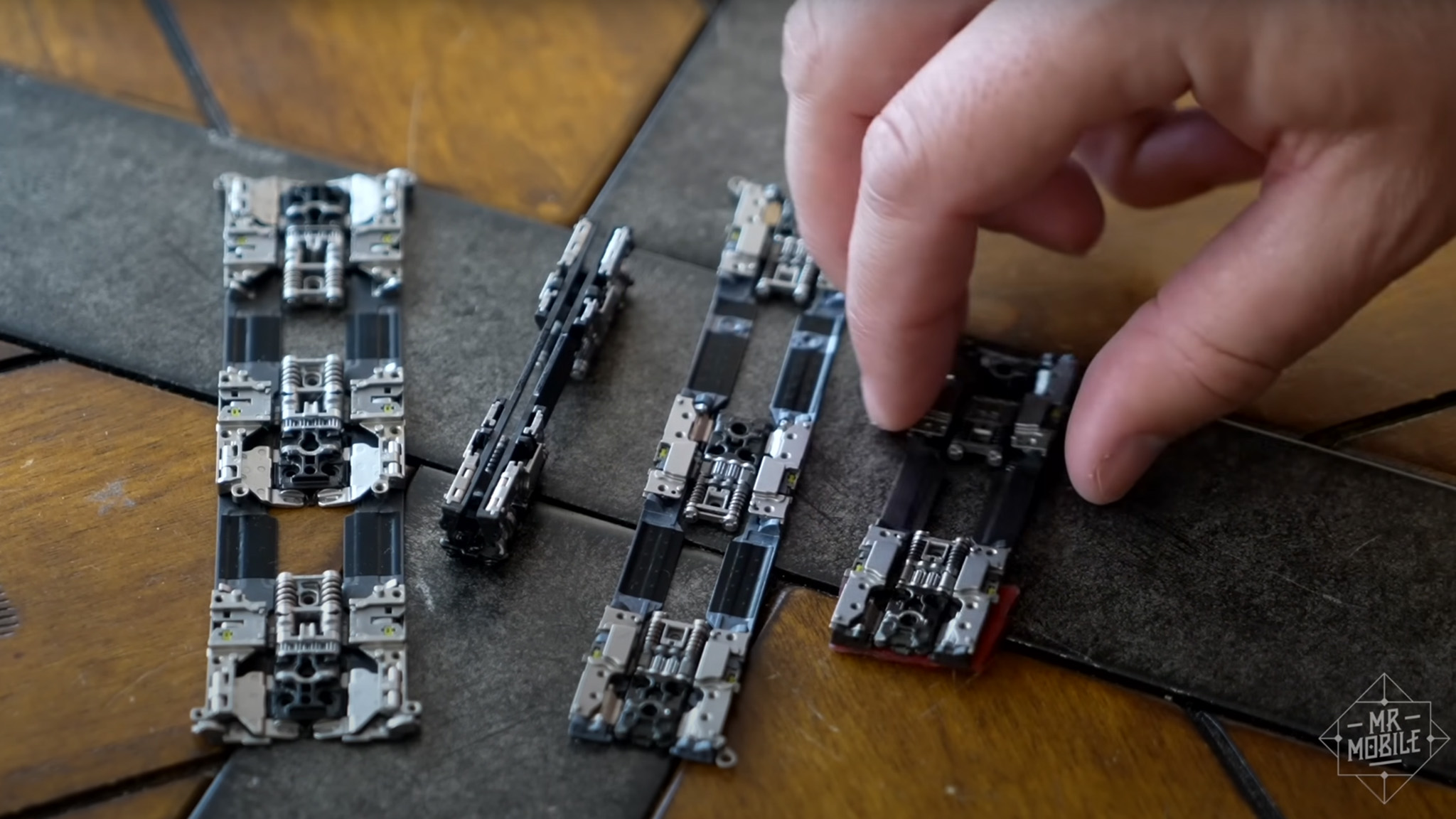 A screenshot showing foldable hinges from Mr Mobile's video 