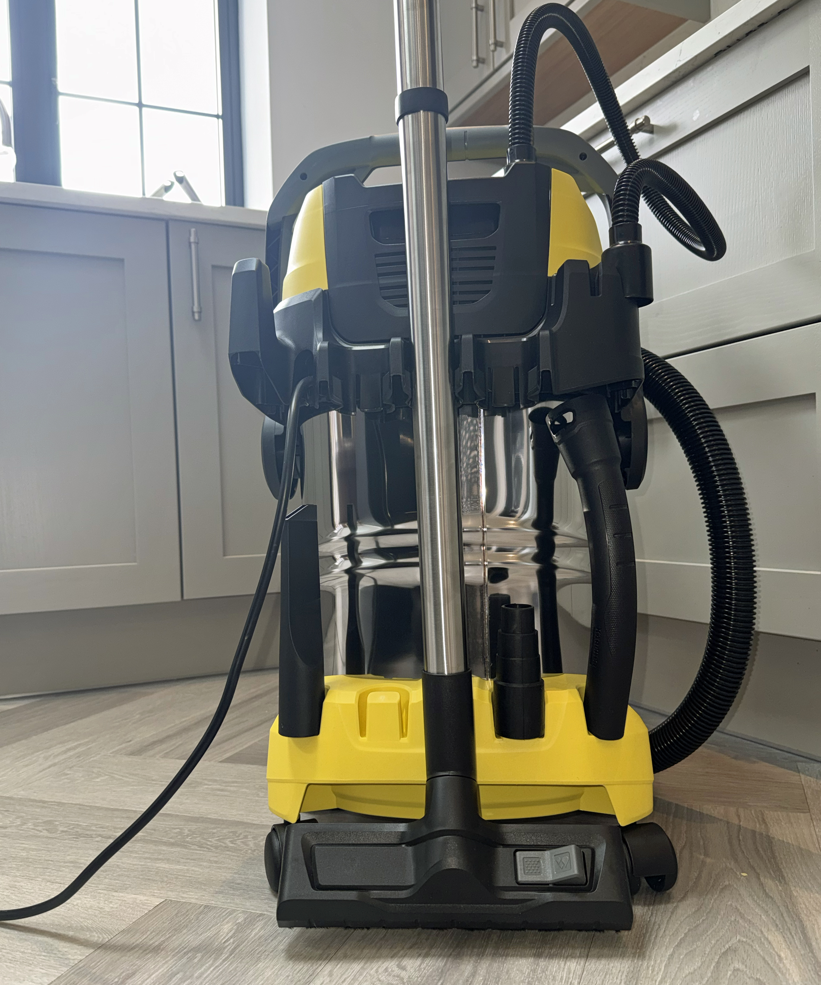 Rear of the K&amp;auml;rcher WD 6 P wet and dry vacuum cleaner with hose, floor head, tubes and accessories stored on board