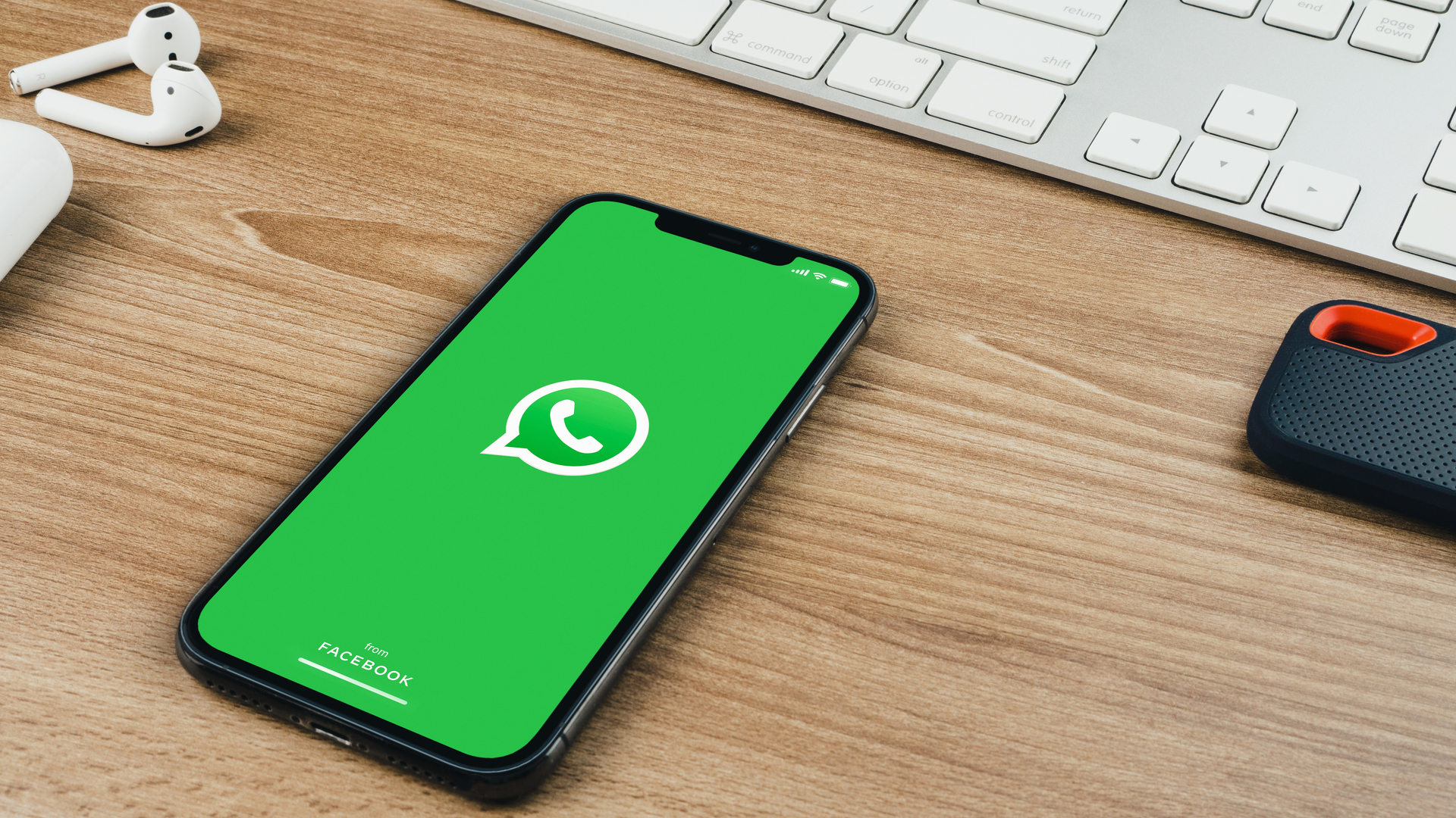 Teléfono inteligente que muestra WhatsApp