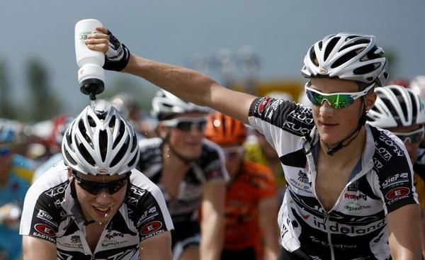 Team Kuota - Indeland team-mates cool one another during the stage.