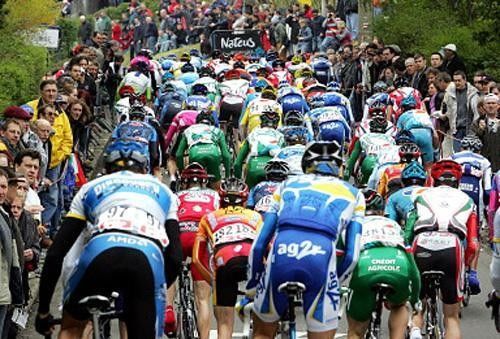 The peloton go up the Mur de Huy again