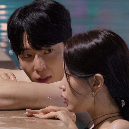 Kook Dong-ho and Kim A-rin in the pool, on 'Single's Inferno'