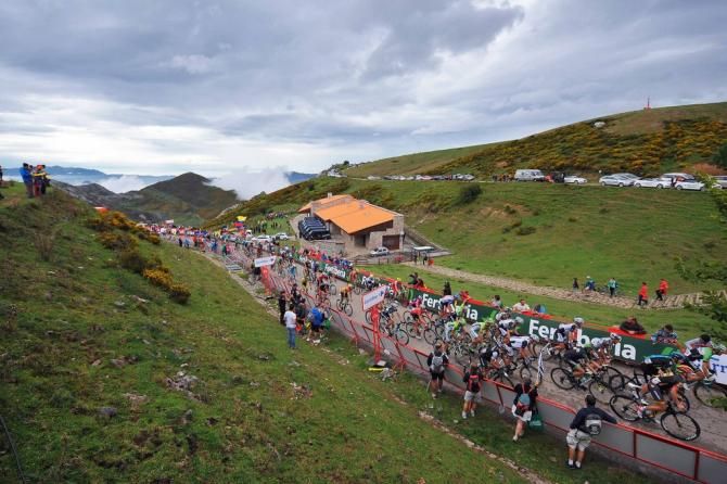 The peloton approaches the finish in Lagos de Covadonga