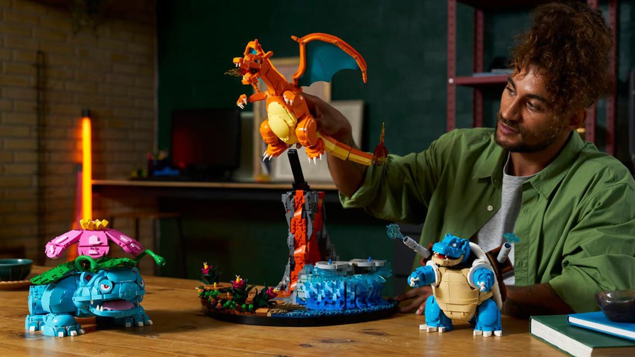 Lego Pok&eacute;mon Venusaur, Charizard and Blastoise set being made by man