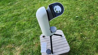 Vaonis Vespera Pro 的太陽能濾光片朝上,後面有草。
