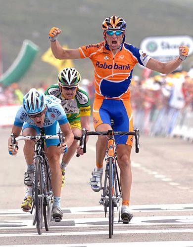 Denis Menchov (Rabobank) beats Levi Leipheimer to win stage 11