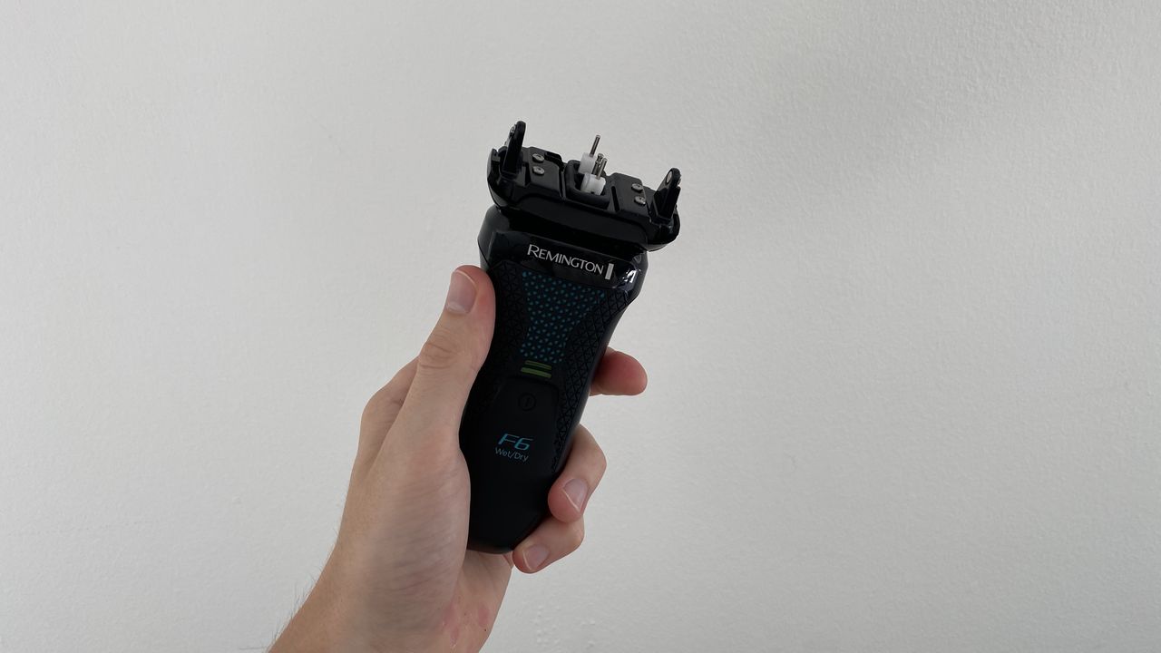 Remington F6 Style Series Aqua in the hand