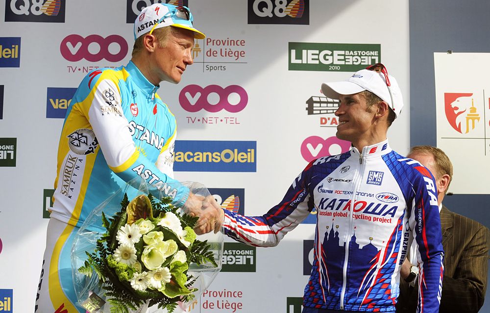 Alexandre Vinokourov and Alexandr Kolobnev on the podium of the 2010 Li&egrave;ge-Bastogne-Li&egrave;ge