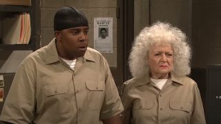 Kenan Thompson and Betty White as prisoners on SNL.
