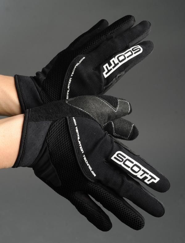 The more highly ventilated Scott XC gloves use a meshier back and a more minimal palm with no padding.
