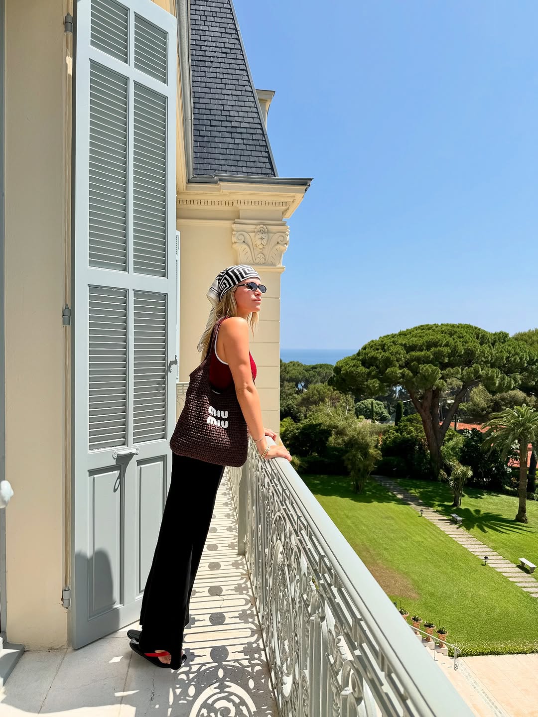 Sofia Richie Grainge poses in France with the Miu Miu crochet tote bag.