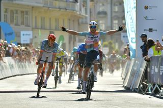 Czech Tour: Riley Sheehan squeezes past Ben Turner to win tight stage 1 sprint