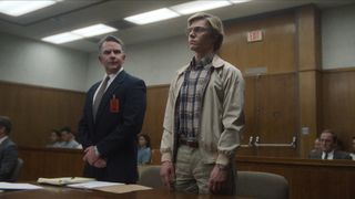 Evan Peters' Jeffrey Dahmer steht in der Netflix-Dramaserie Monster vor Gericht: Die Jeffrey Dahmer Geschichte