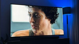 Scène de film d'Aliens montrant un gros plan de Ripley, présentée sur le LG G4 OLED TV