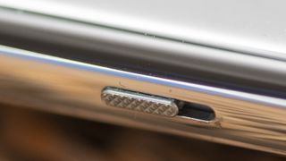 Gros plan sur le bouton sourdine du OnePlus 11