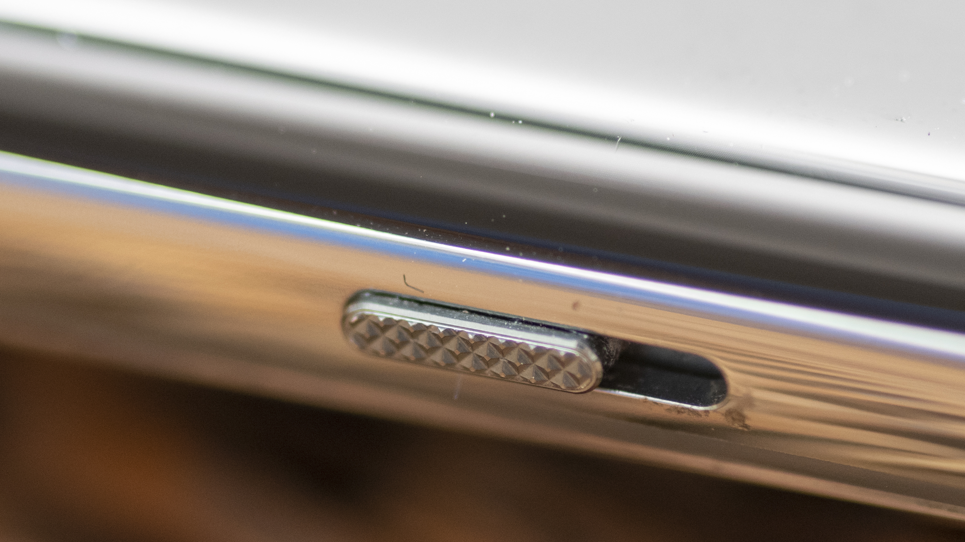 OnePlus 11 en vert sur le dessus d'un panier en osier avec l'écran allumé.