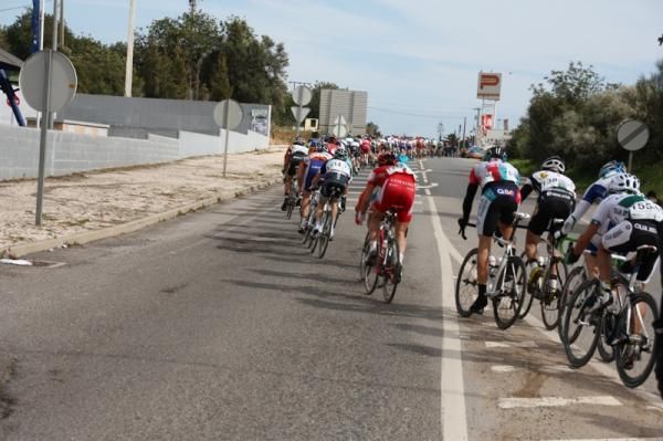 The peloton rounds a bend.