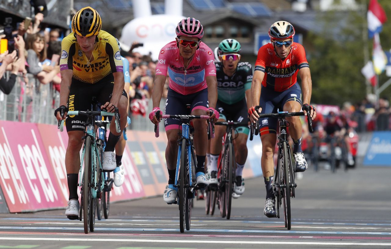 The GC group come in together on stage 19
