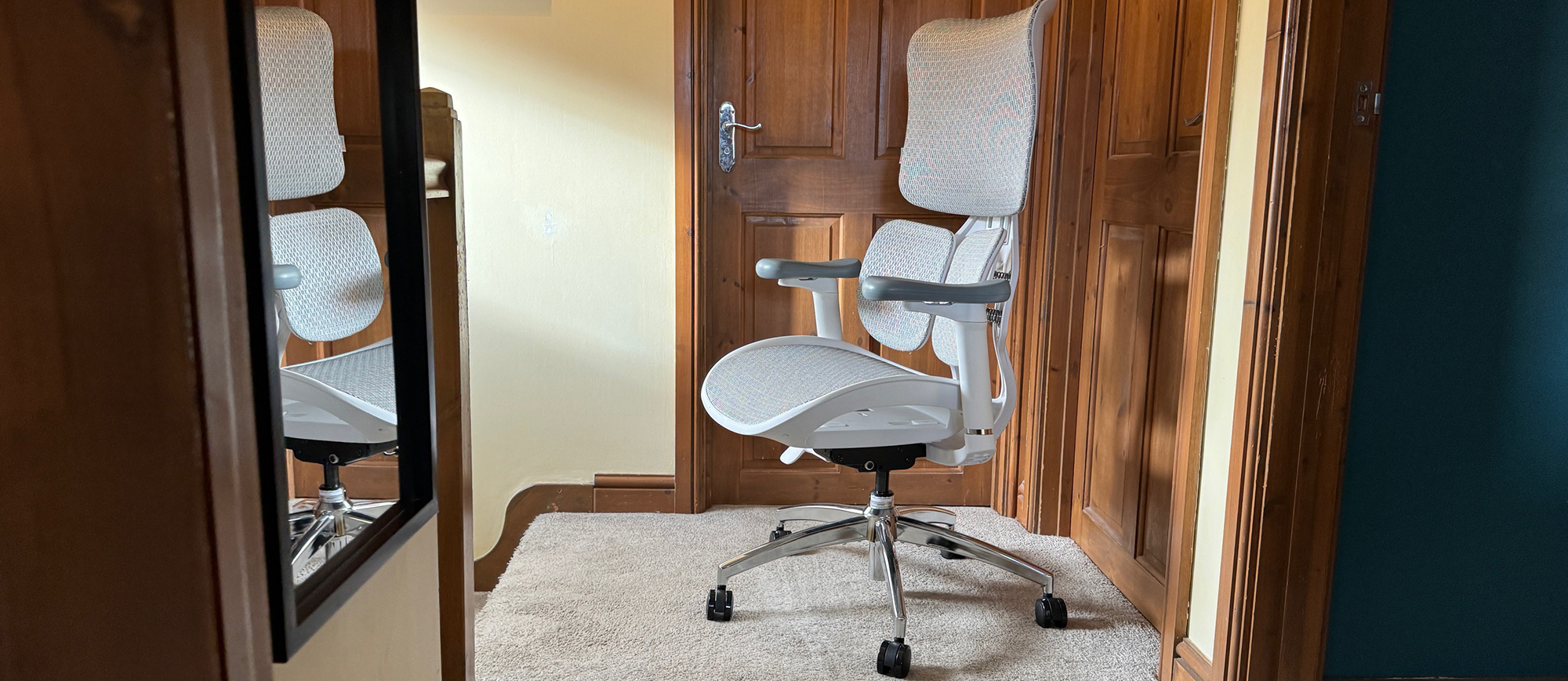 A full shot of the Sihoo Doro S100 chair in a corridor. 