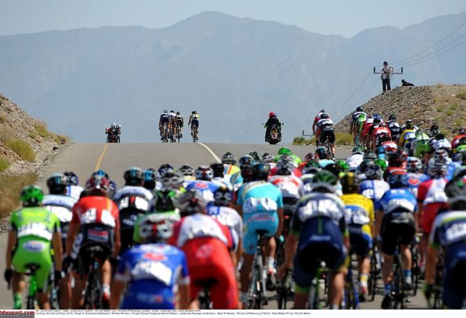 The peloton keeps the break in sight