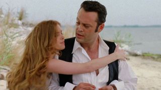Vince Vaughn and Isla Fisher on beach in Wedding Crashers