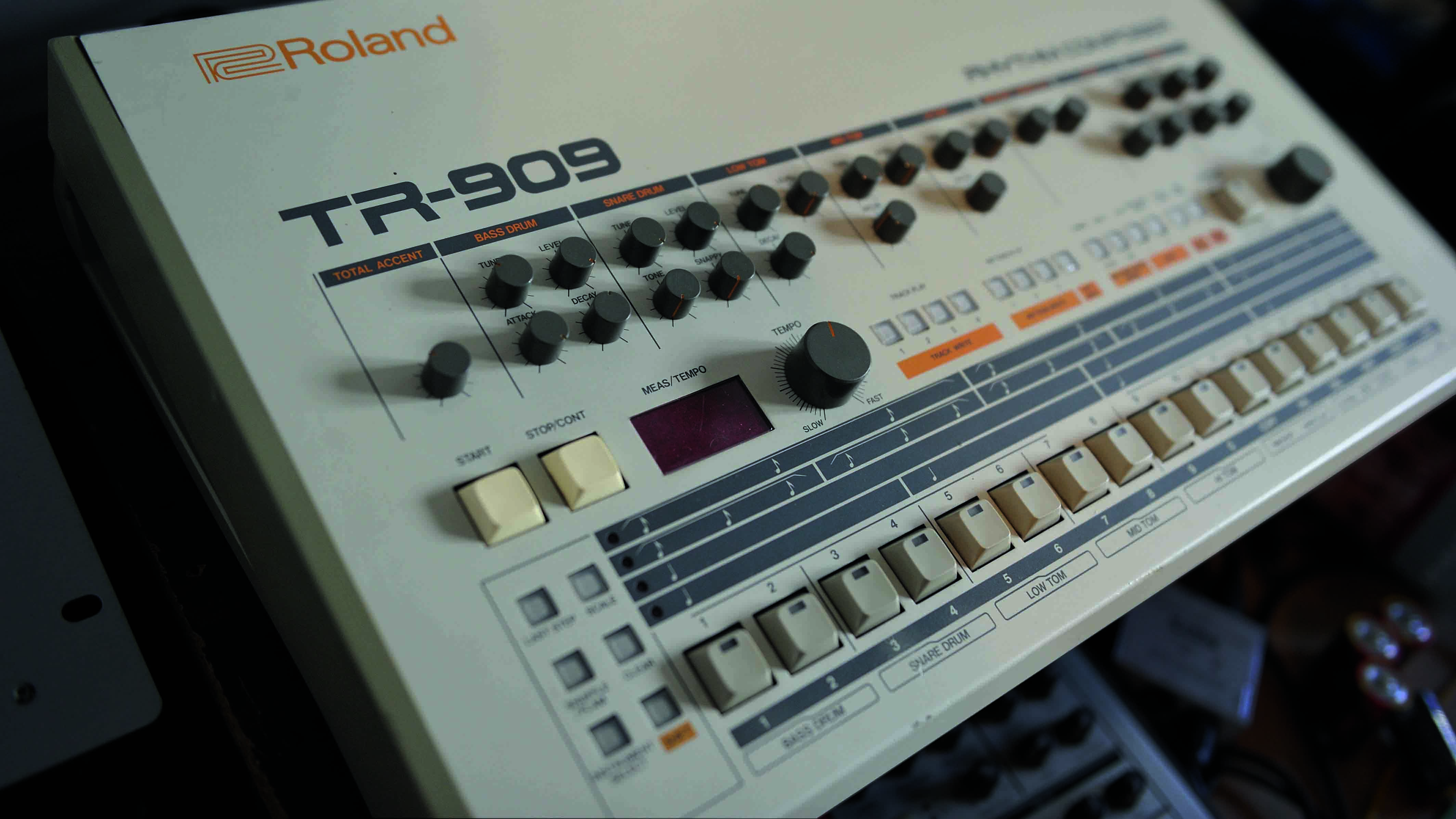 Roland tr store 909 price