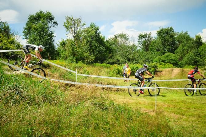 Stephen Ettinger (BMC Mountainbike Team) and Finsterwald with a small gap over Bishop