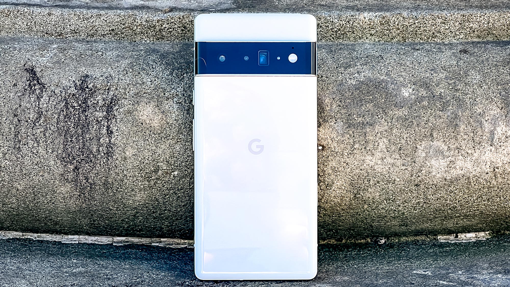 pixel 6 back facing camera up against pillar