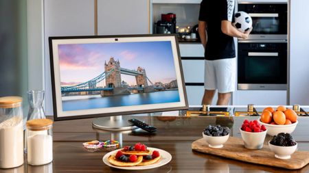 Amazon Echo 21 displaying London Bridge