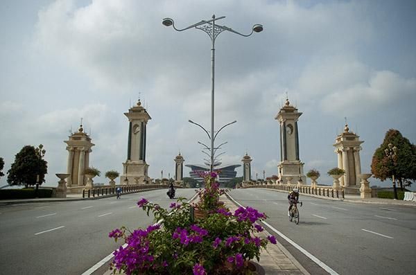 The field doubled back over a bridge in Putrajaya on an otherwise flat course