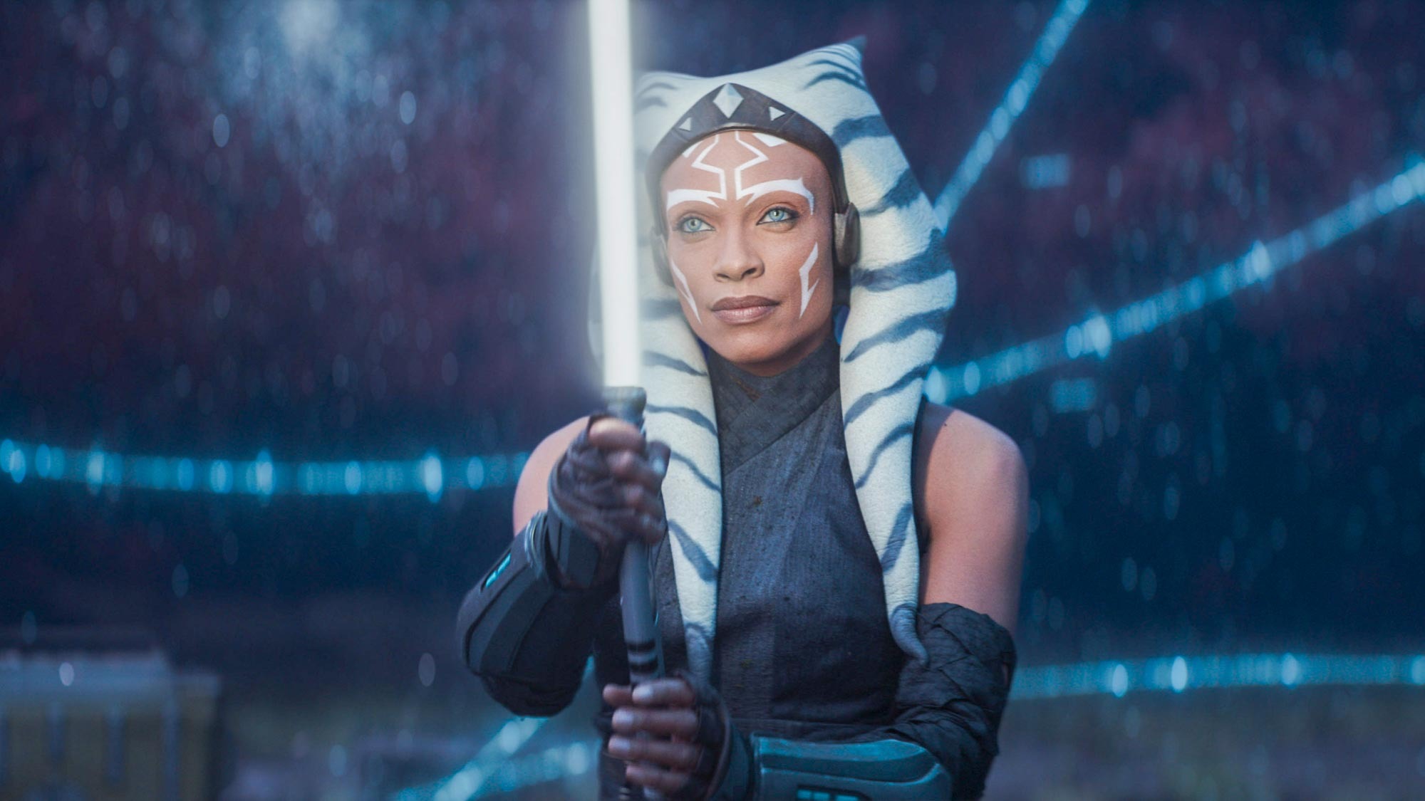 Rosario Dawson als Ahsoka Tano mit einem Lichtschwert in Ahsoka