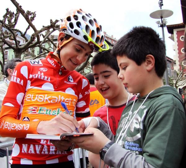 Mountains leader Amets Txurruka (Euskaltel - Euskadi) signs an autograph.