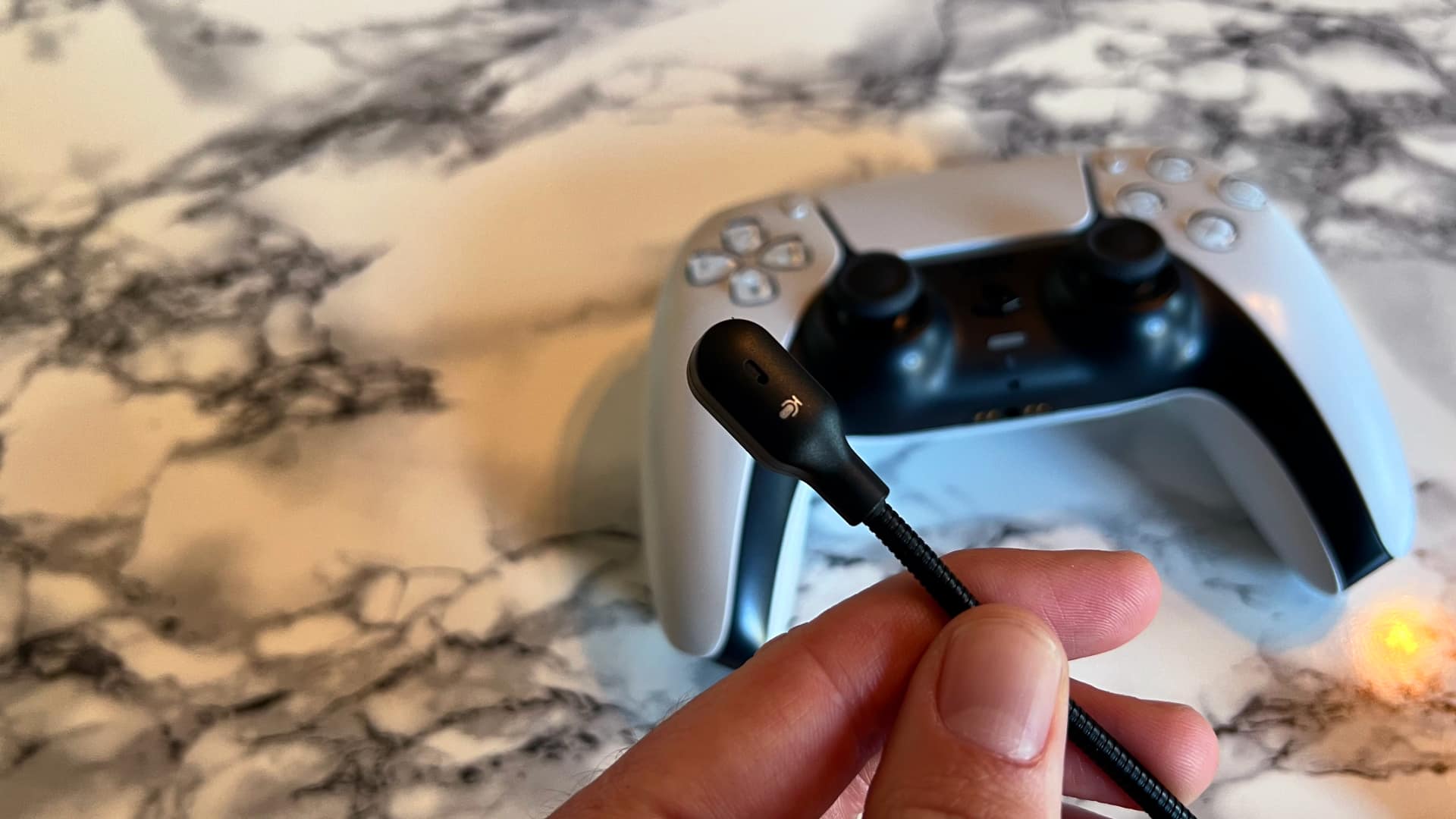 Trust Forta gamingheadset mot marmorerat bord