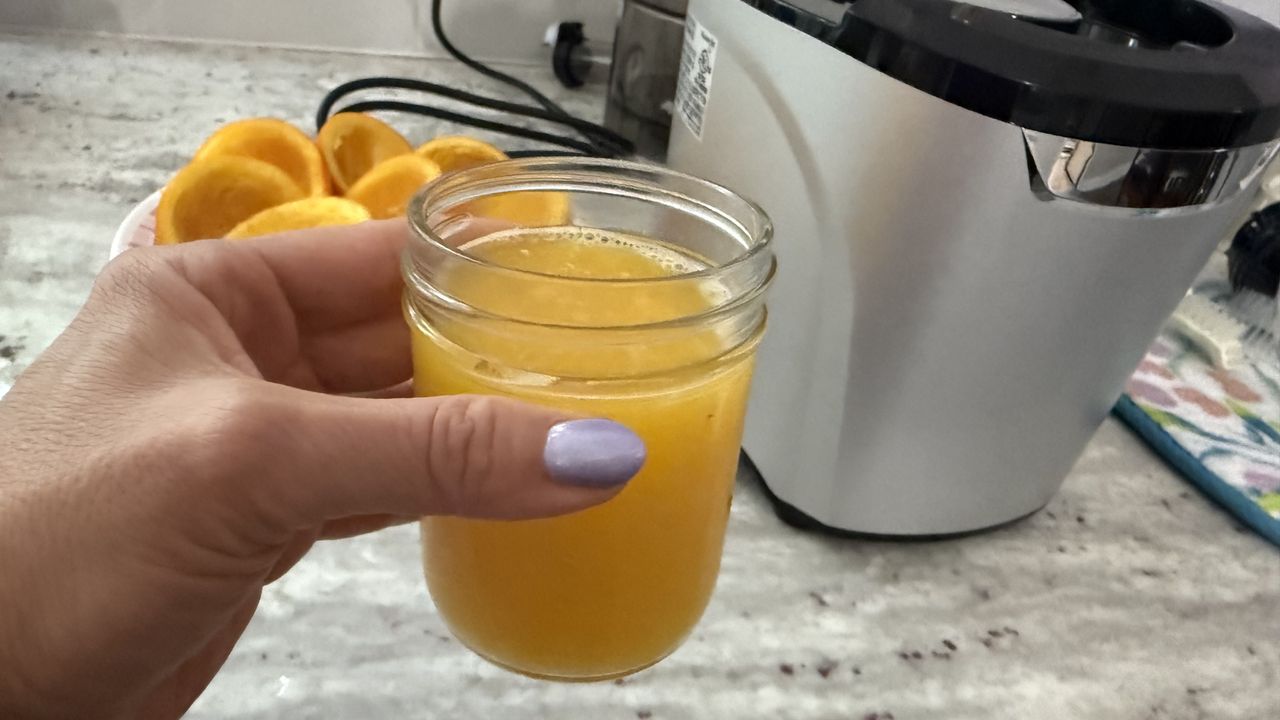 Kuvings Hands-Free Slow Juicer AUTO10 Plus orange juice
