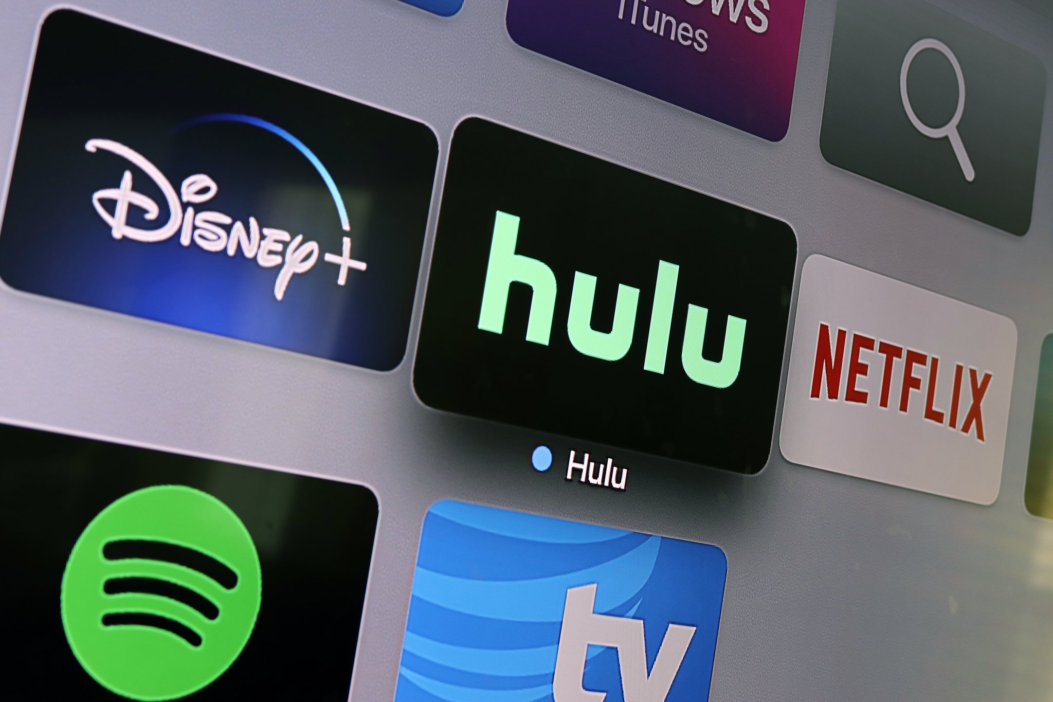 How to watch hulu hot sale and netflix on tv