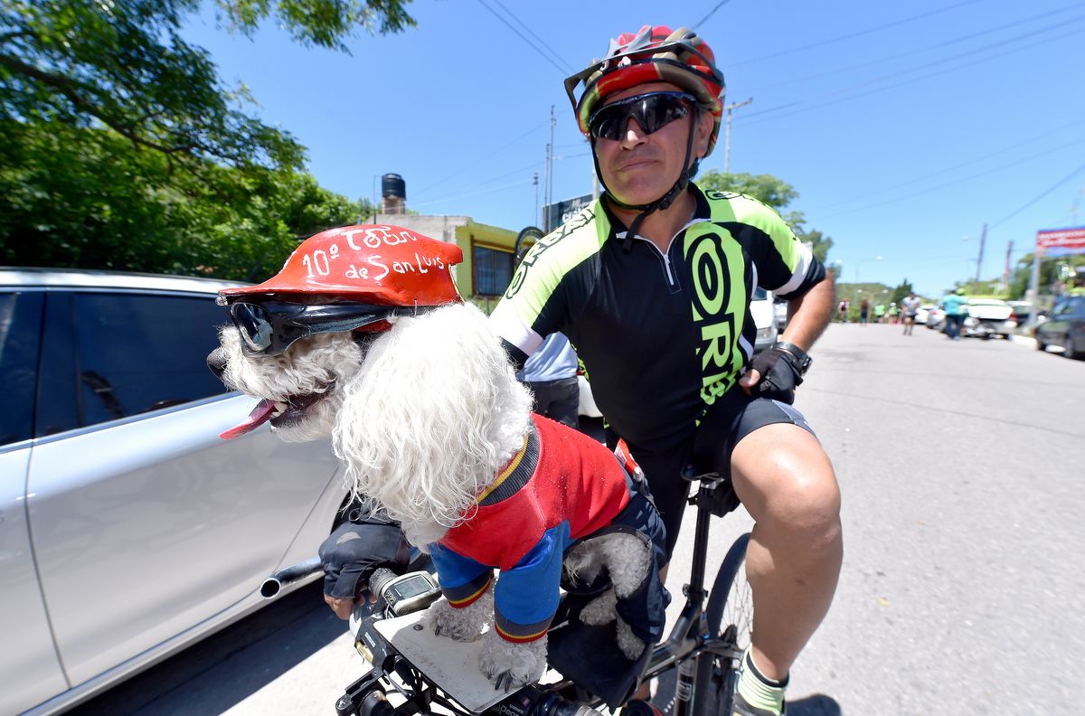 A fan with his dog at the start