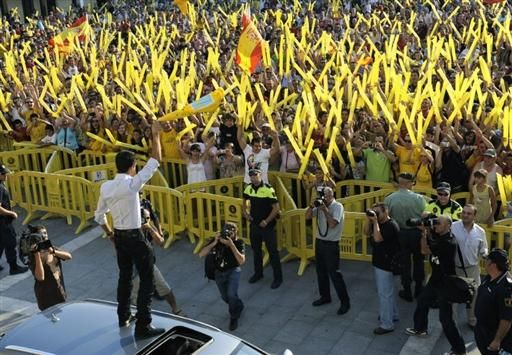Hundreds of Alberto Contador fans greeted the Tour champion in Pinto, Spain, Contadors's home town near Madrid.