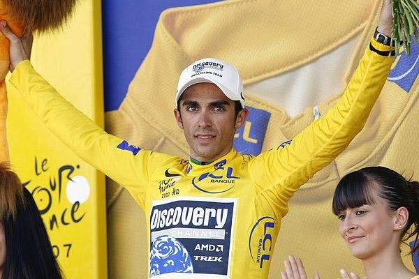 Alberto Contador (Discovery Channel) wins the yellow jersey in the post-Rasmussen part of the Tour.
