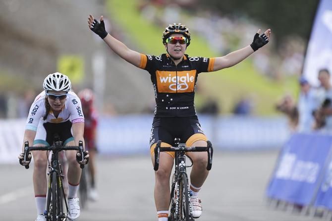 Chloe Hosking gets the year off to a great start at the Bay Crits