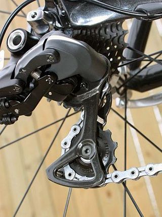 The Dura-Ace Di2 rear derailleur uses the same carbon pulley cage as on 7900.