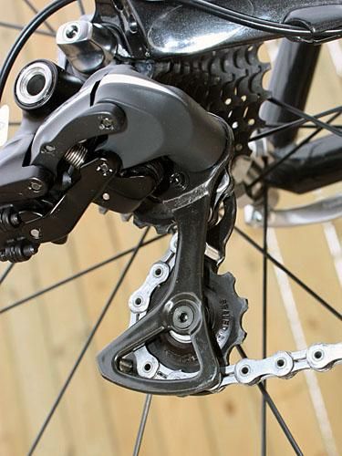 The Dura-Ace Di2 rear derailleur uses the same carbon pulley cage as on 7900.