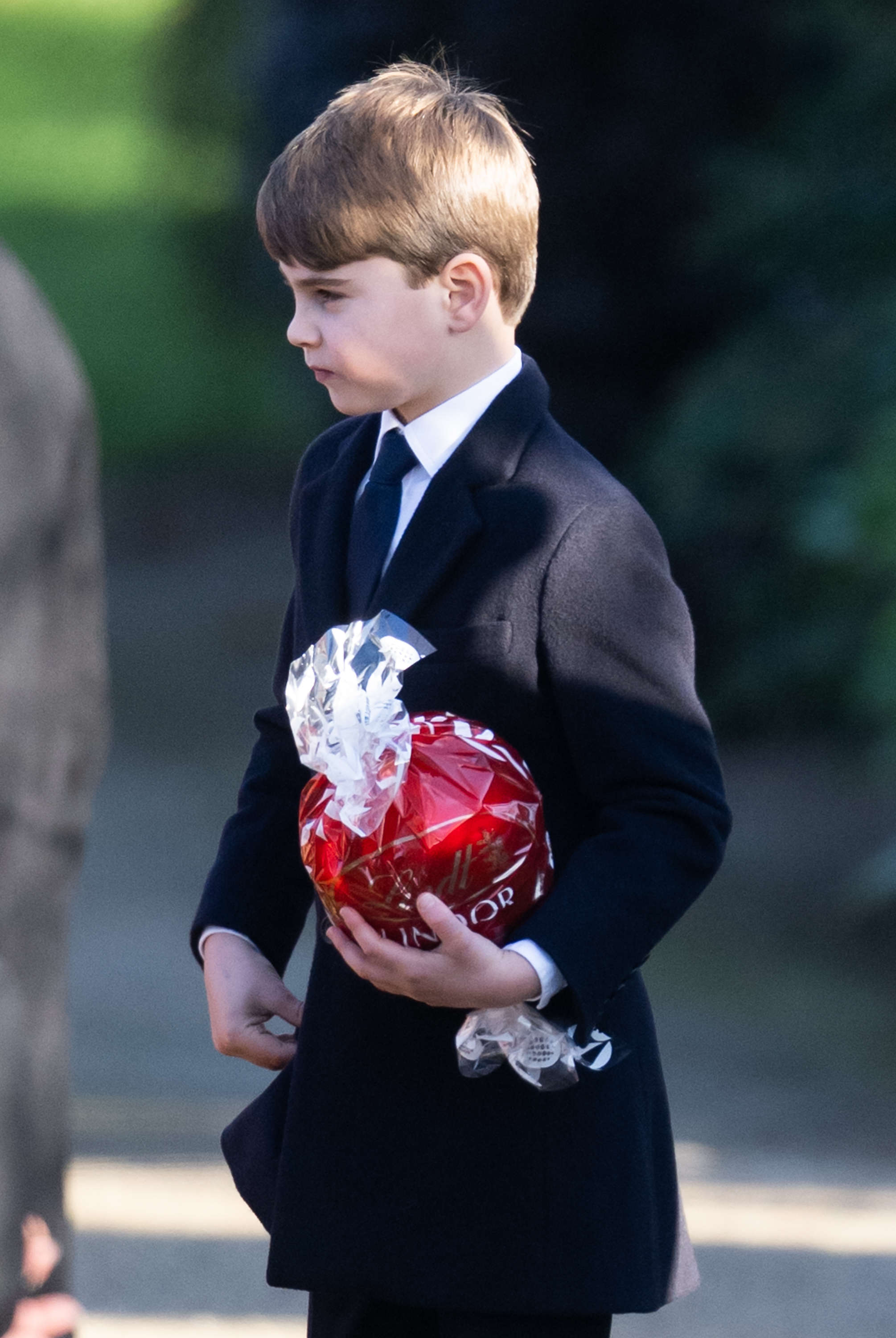 Prince Louis grabs a giant chocolate gift from a fan and his dad runs damage control