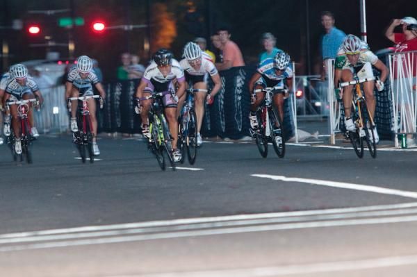 Shelly Olds (Diadora-Pasta Zara) just beats the storm in to win the sprint