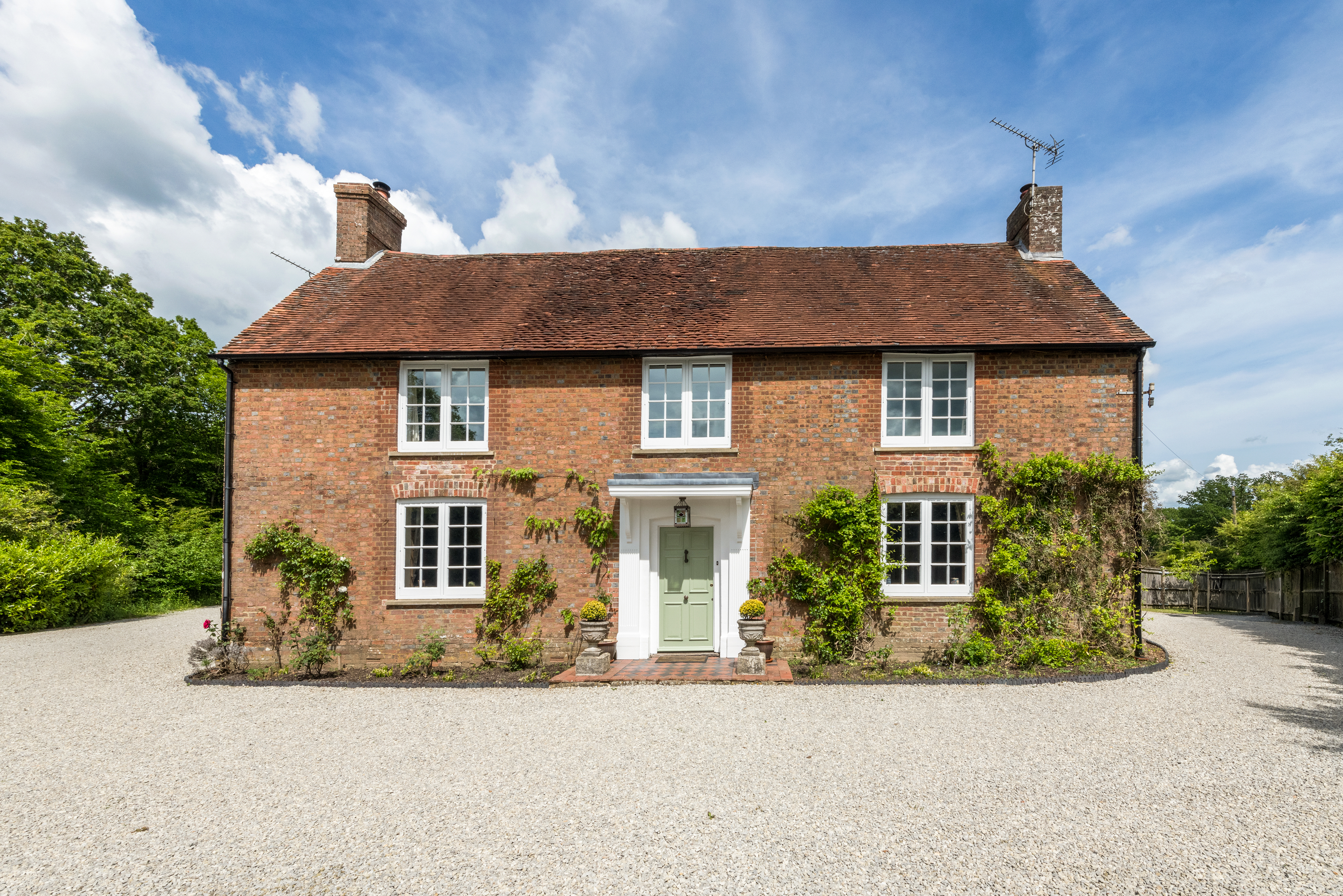 Facade view of redbrick building at Coopers Corner Farmhouse