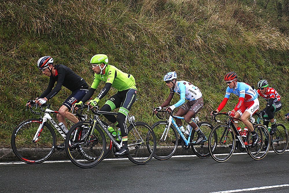 The riders were cold and wet during stage 2 at Pais Vasco