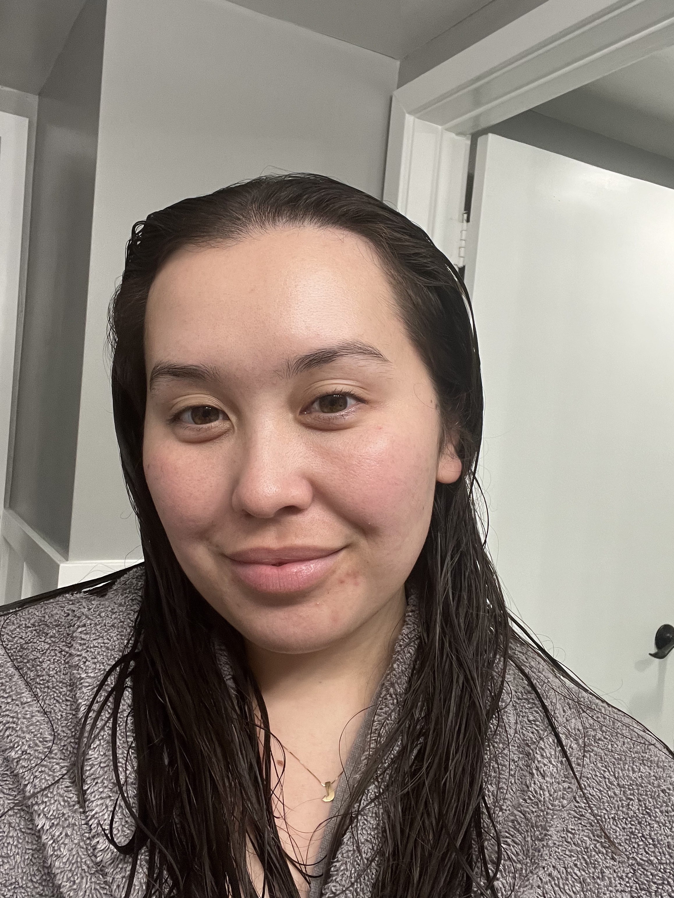 Catharine Malzahn mit nassem Haar, bevor sie den Dyson Supersonic Haartrockner testet