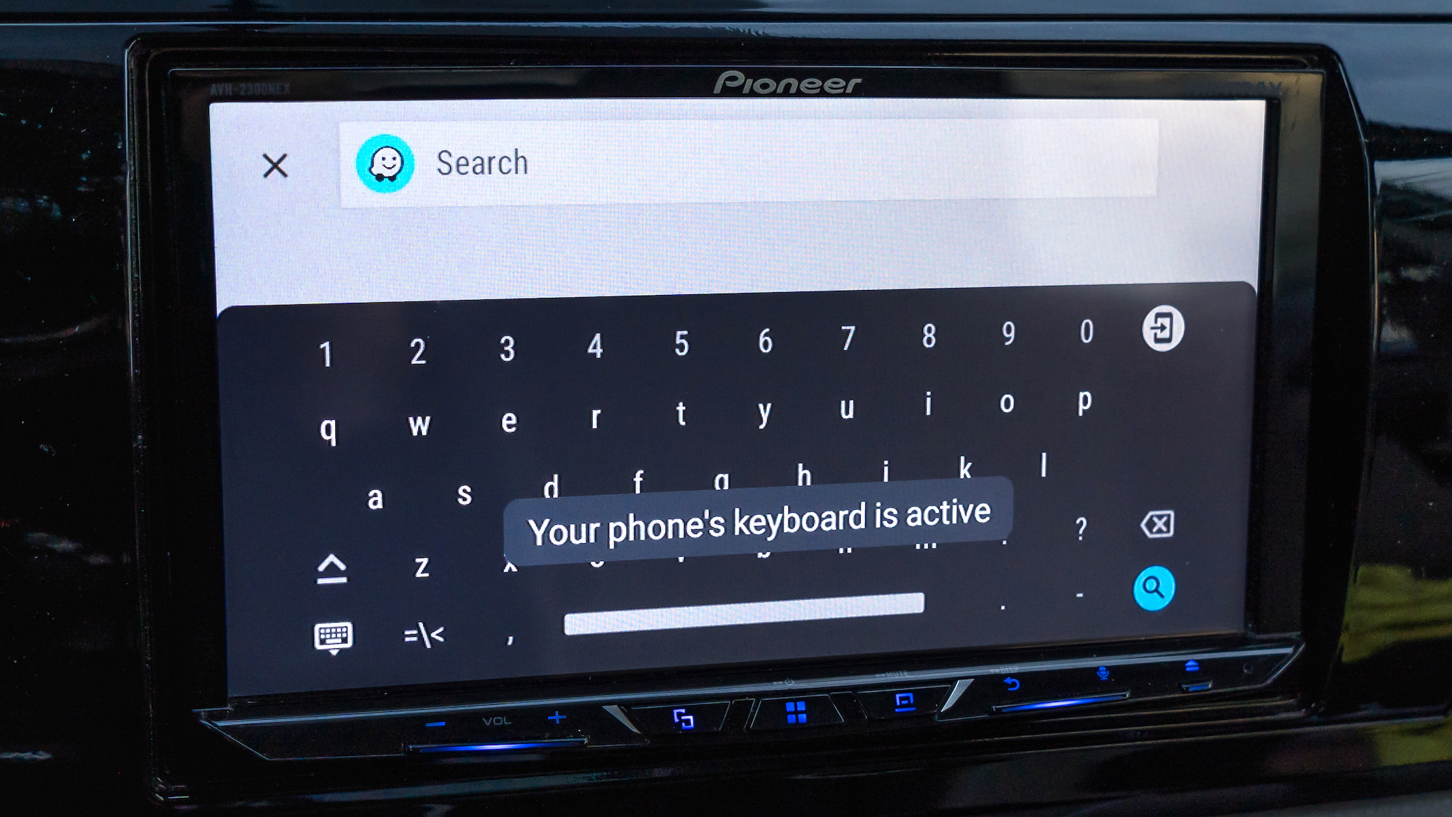 Android Auto'da Waze arama ekranı.